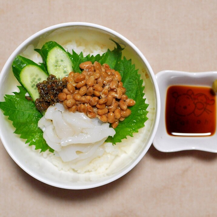 イカ納豆丼(しその実味噌添え)